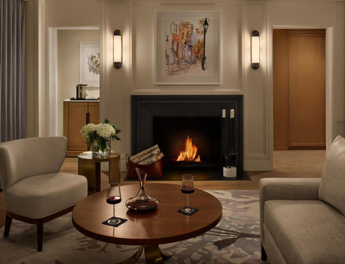 فندق ذا نيوبيري بوسطن المظهر الخارجي الصورة A living room at The Ritz-Carlton, Washington, D.C.