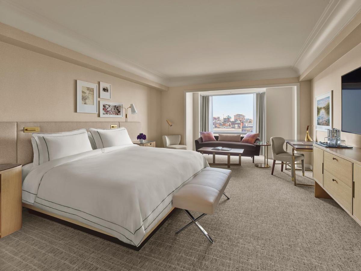 فندق ذا نيوبيري بوسطن المظهر الخارجي الصورة A guest room at the Four Seasons Hotel