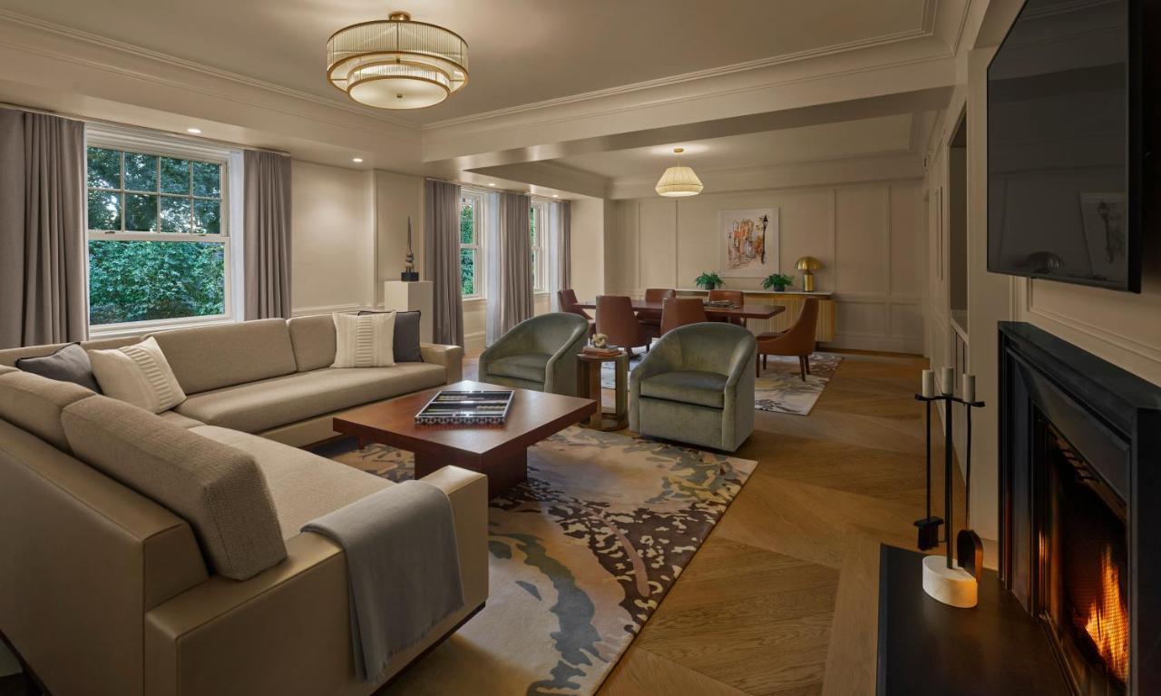 فندق ذا نيوبيري بوسطن المظهر الخارجي الصورة The living room of a three-bedroom suite