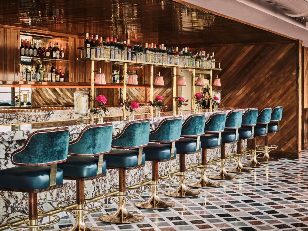 فندق ذا نيوبيري بوسطن المظهر الخارجي الصورة The bar at the 1930s-inspired restaurant