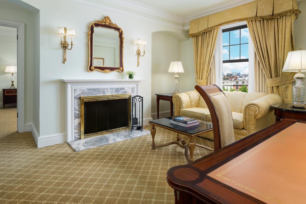 فندق ذا نيوبيري بوسطن المظهر الخارجي الصورة A living room at the Waldorf Astoria New York